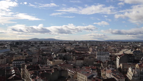 Zeitraffer-über-Der-Stadt-Montpellier,-Wolken-Bewegen-Sich-An-Einem-Sonnigen-Wintertag